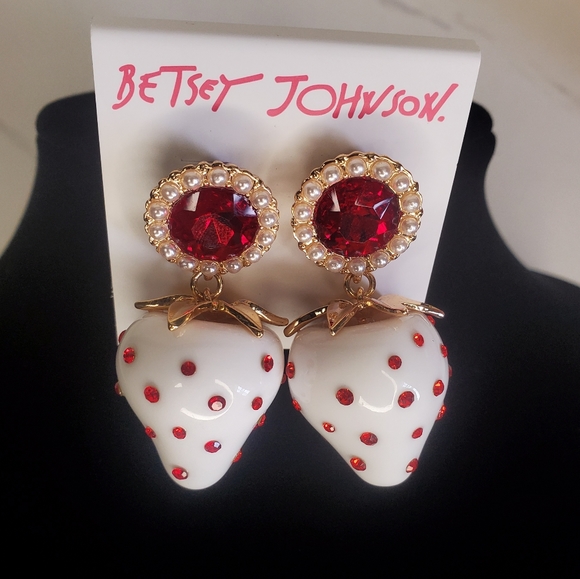 Betsey Johnson White Strawberry Pie 🍓 Earrings - Picture 4 of 6